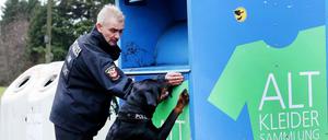 In einer Altkleider-Sortieranlage in Polen wurde Mitte November ein totes Baby entdeckt. Die Kleider kamen aus Duisburg. Nun gibt es eine Festnahme.