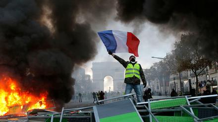 Protest der "Gelbwesten" in Paris: Mit brennenden Straßenblockaden wehren sich Franzosen gegen Steuererhöhungen für Benzin und Diesel