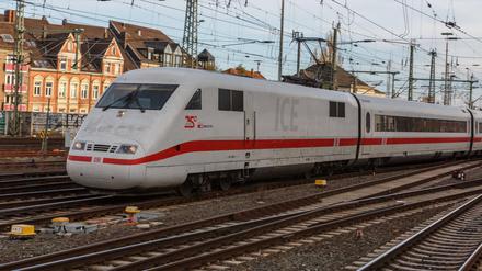 Ein ICE fährt in den Hauptbahnhof Hannover ein. 
