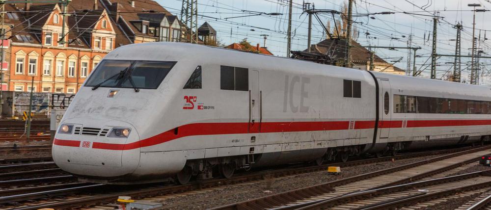 Ein ICE fährt in den Hauptbahnhof Hannover ein. 