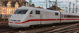 Ein ICE fährt in den Hauptbahnhof Hannover ein.