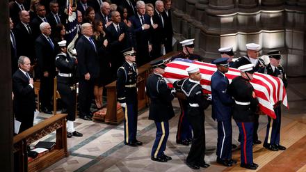 Soldaten tragen den mit einer US-Flagge bedeckte Sarg des früheren US-Präsidenten George H.W. Bush.
