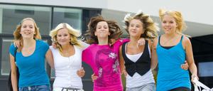 Früher reif. Dass Mädchen (und wohl auch Jungs) heute früher in die Pubertät kommen, wissen Forscher. Das könnte womöglich auch mit Inhaltsstoffen in Kosmetika zu tun haben, so eine Langzeitstudie.