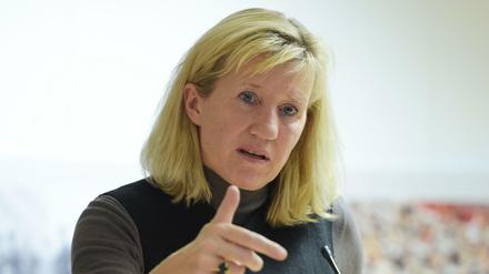 Die Vorsitzende des Doping-Opfer-Hilfe-Verein (DOH), Ines Geipel spricht während einer Pressekonferenz am 18.11.2015 in Berlin in ein Mikrofon. (zu dpa «"95 Thesen für die Zukunft": Buch zum Luther-Jahr sucht Antworten» vom 23.02.2017) Foto: Rainer Jensen/dpa +++(c) dpa - Bildfunk+++ | Verwendung weltweit