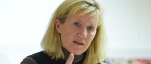 Die Vorsitzende des Doping-Opfer-Hilfe-Verein (DOH), Ines Geipel spricht während einer Pressekonferenz am 18.11.2015 in Berlin in ein Mikrofon. (zu dpa «"95 Thesen für die Zukunft": Buch zum Luther-Jahr sucht Antworten» vom 23.02.2017) Foto: Rainer Jensen/dpa +++(c) dpa - Bildfunk+++ | Verwendung weltweit