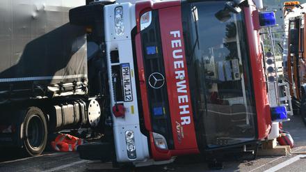 Am Unfallort. Das Fahrzeug begrub zwei Feuerwehrleute unter sich.