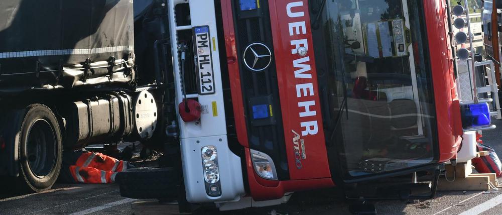 Am Unfallort. Das Fahrzeug begrub zwei Feuerwehrleute unter sich.
