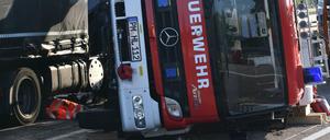 Am Unfallort. Das Fahrzeug begrub zwei Feuerwehrleute unter sich.