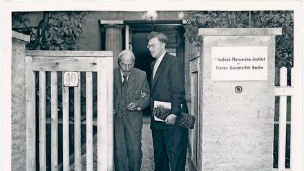 Friedrich Meinecke (links) 1951 vor dem nach ihm benannten Historischen Institut der FU.