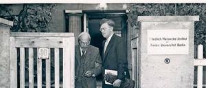 Friedrich Meinecke (links) 1951 vor dem nach ihm benannten Historischen Institut der FU.