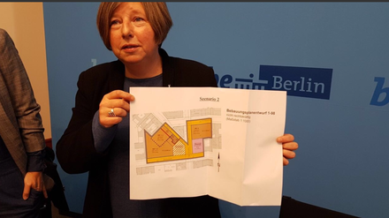 Lompscher zeigt den neuen Plan.