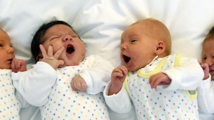 Babylotsen sind Anlaufstellen für Mütter und Väter. 
