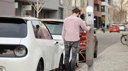 Mit Anschlüssen an Laternenmasten sollen E-Ladepunkte flächensparend in die Stadt integriert werden.