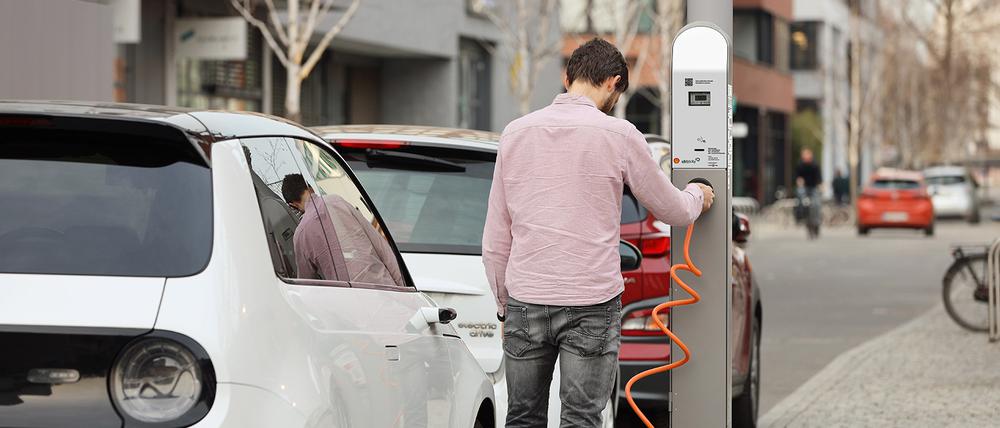 Mit Anschlüssen an Laternenmasten sollen E-Ladepunkte flächensparend in die Stadt integriert werden.