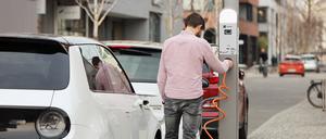 Mit Anschlüssen an Laternenmasten sollen E-Ladepunkte flächensparend in die Stadt integriert werden.