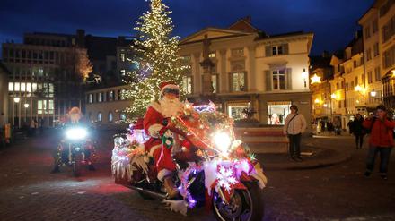 Reich, reicher, Schweiz: Wo der Weihnachtsmann Harley fährt, ist man auch großzügig in Steuerfragen. 