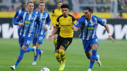 Ein Foto aus glücklichen Tagen. Im Moment steht Karim Rekik (rechts) Hertha BSC nicht zur Verfügung. 