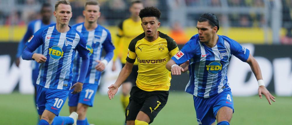 Ein Foto aus glücklichen Tagen. Im Moment steht Karim Rekik (rechts) Hertha BSC nicht zur Verfügung.