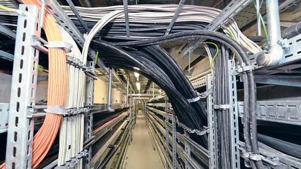Einmal um den Äquator reichen die im neuen Hauptstadtflughafen BER verlegten Kabel, deren Windungen selbst den Planern zeitweise Rätsel aufgaben. 