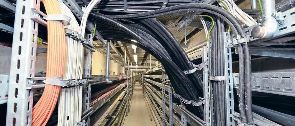 Einmal um den Äquator reichen die im neuen Hauptstadtflughafen BER verlegten Kabel, deren Windungen selbst den Planern zeitweise Rätsel aufgaben.