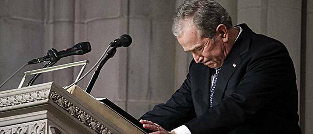 George W. Bush hielt eine Rede auf seinen Vater und ließ dabei auch seinen Tränen ihren Lauf.