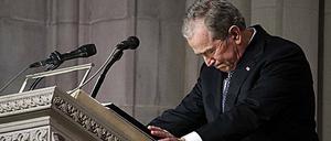 George W. Bush hielt eine Rede auf seinen Vater und ließ dabei auch seinen Tränen ihren Lauf.