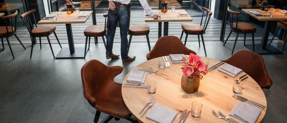 Zu Tisch, bitte. Wer wird hier Platz nehmen?