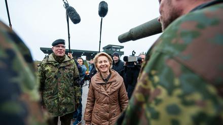 Ursula von der Leyen (CDU, r), Verteidigungsministerin, und Olaf Rohde (l), Brigadegeneral und Kommandeur des Ausbildungszentrum der Bundeswehr in Munster sprechen mit Soldaten. 