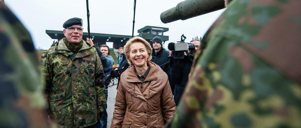 Ursula von der Leyen (CDU, r), Verteidigungsministerin, und Olaf Rohde (l), Brigadegeneral und Kommandeur des Ausbildungszentrum der Bundeswehr in Munster sprechen mit Soldaten. 