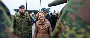 Ursula von der Leyen (CDU, r), Verteidigungsministerin, und Olaf Rohde (l), Brigadegeneral und Kommandeur des Ausbildungszentrum der Bundeswehr in Munster sprechen mit Soldaten. 