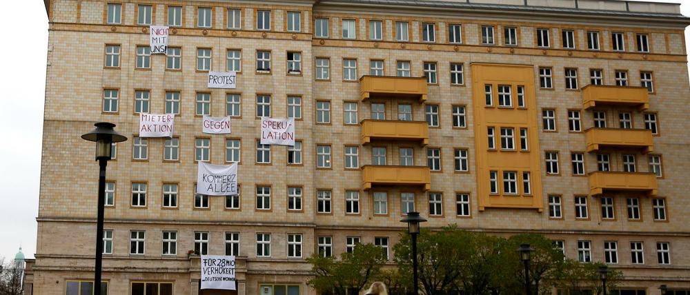 Mieter protestieren mit Plakaten gegen den geplanten Verkauf Ihrer Wohnungen in der Karl-Marx-Allee. 