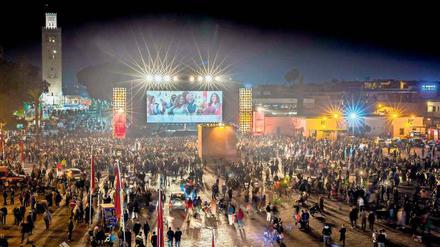 Die Leinwand auf dem Platz Djemaa El Fna bringt das Festival zu den Menschen.