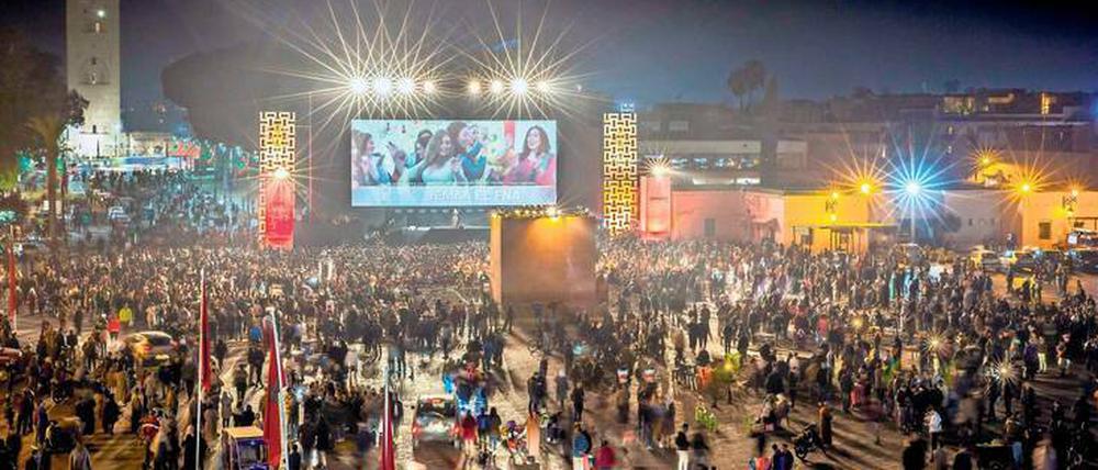Die Leinwand auf dem Platz Djemaa El Fna bringt das Festival zu den Menschen.