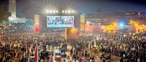 Die Leinwand auf dem Platz Djemaa El Fna bringt das Festival zu den Menschen.