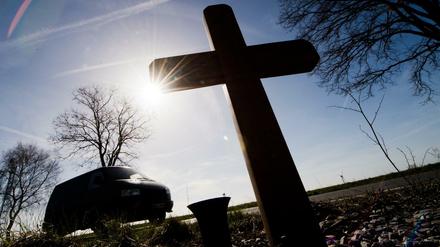 Ein Kreuz zum Gedenken an einen Verkehrstoten.