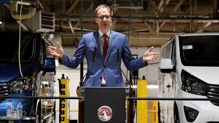 Unter Chef Michael Lohscheller schreibt Opel wieder schwarze Zahlen. Hier sieht man den Manager bei einer Rede der Schwesterfirma Vauxhall im englischen Ellesmere Port im April 2018.