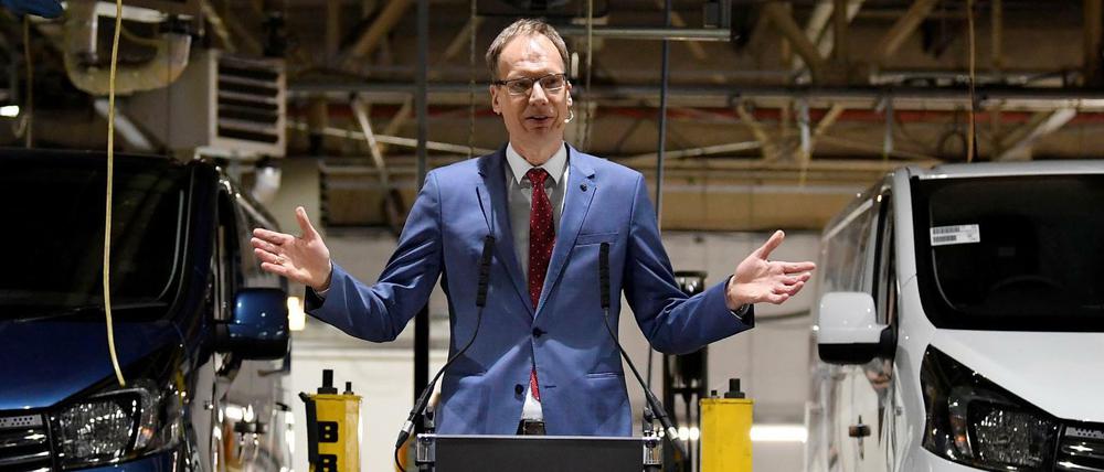 Unter Chef Michael Lohscheller schreibt Opel wieder schwarze Zahlen. Hier sieht man den Manager bei einer Rede der Schwesterfirma Vauxhall im englischen Ellesmere Port im April 2018.