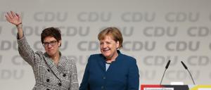 Neue und alte Vorsitzende: Annegret Kramp-Karrenbauer und Angela Merkel. 