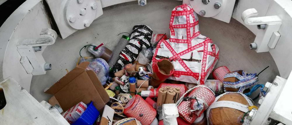 Sichergestellte Feuerwerkskörper liegen in einem Spezialbehälter.