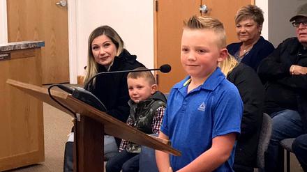 Der Drittklässler Dane Best steht vor Gemeinderatsmitgliedern in der Gemeinde Severance. 