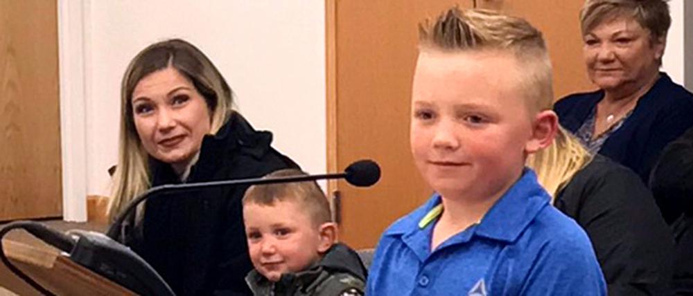 Der Drittklässler Dane Best steht vor Gemeinderatsmitgliedern in der Gemeinde Severance.