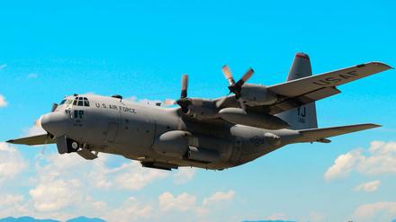 Eine Maschine vom Typ C-130 Hercules startet von einer Militärbasis in Japan. 
