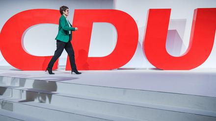 Auftritt Kramp-Karrenbauer: Die neue CDU-Vorsitzende tritt ein großes Erbe an