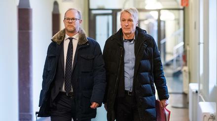 Hubertus Knabe (r), bisheriger Direktor der Gedenkstätte Hohenschönhausen, mit seinem Rechtsanwalt im Landgericht 
