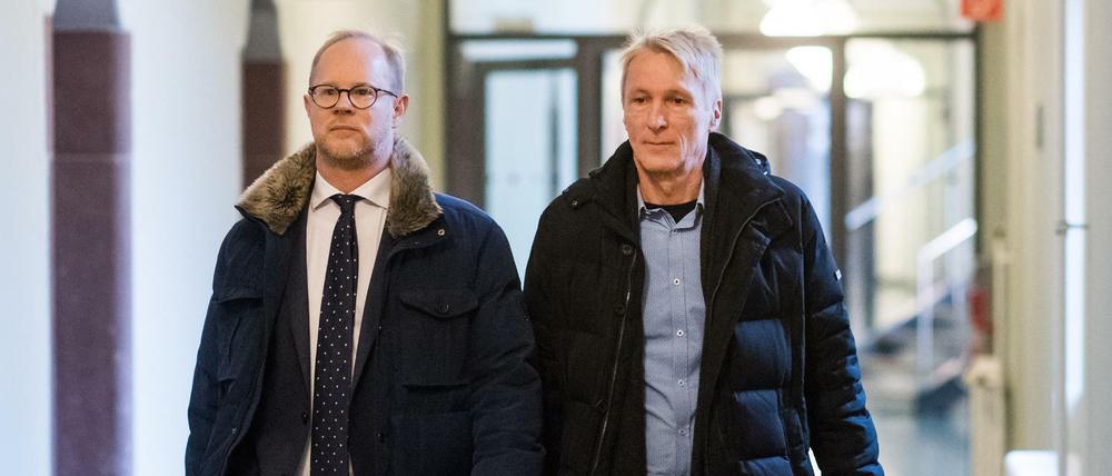Hubertus Knabe (r), bisheriger Direktor der Gedenkstätte Hohenschönhausen, mit seinem Rechtsanwalt im Landgericht