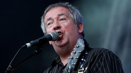 Für immer Punk. Pete Shelley 2010 bei einem Konzert in West Stussex, Großbritannien.