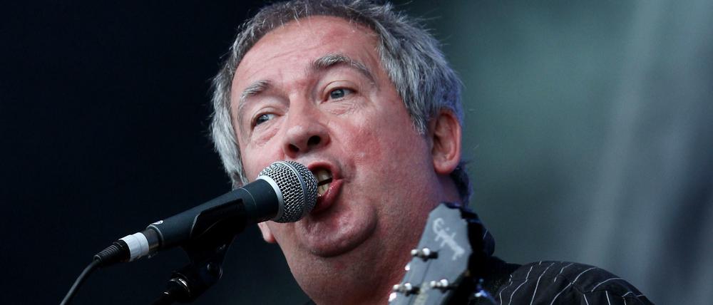Für immer Punk. Pete Shelley 2010 bei einem Konzert in West Stussex, Großbritannien.