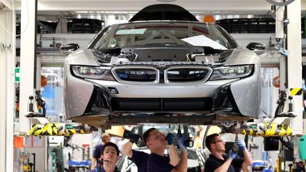 BMW-Mitarbeiter arbeiten in der Produktion des BMW i8 im Werk Leipzig. 