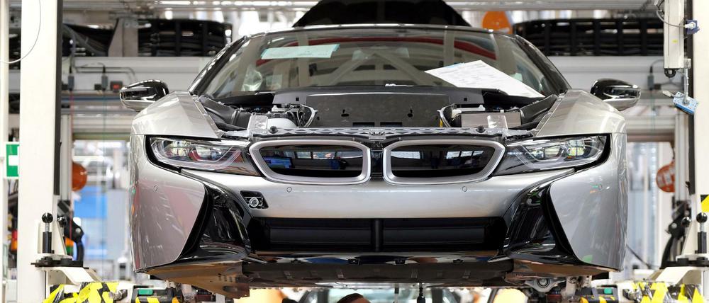 BMW-Mitarbeiter arbeiten in der Produktion des BMW i8 im Werk Leipzig. 