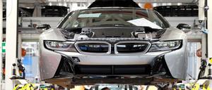 BMW-Mitarbeiter arbeiten in der Produktion des BMW i8 im Werk Leipzig.